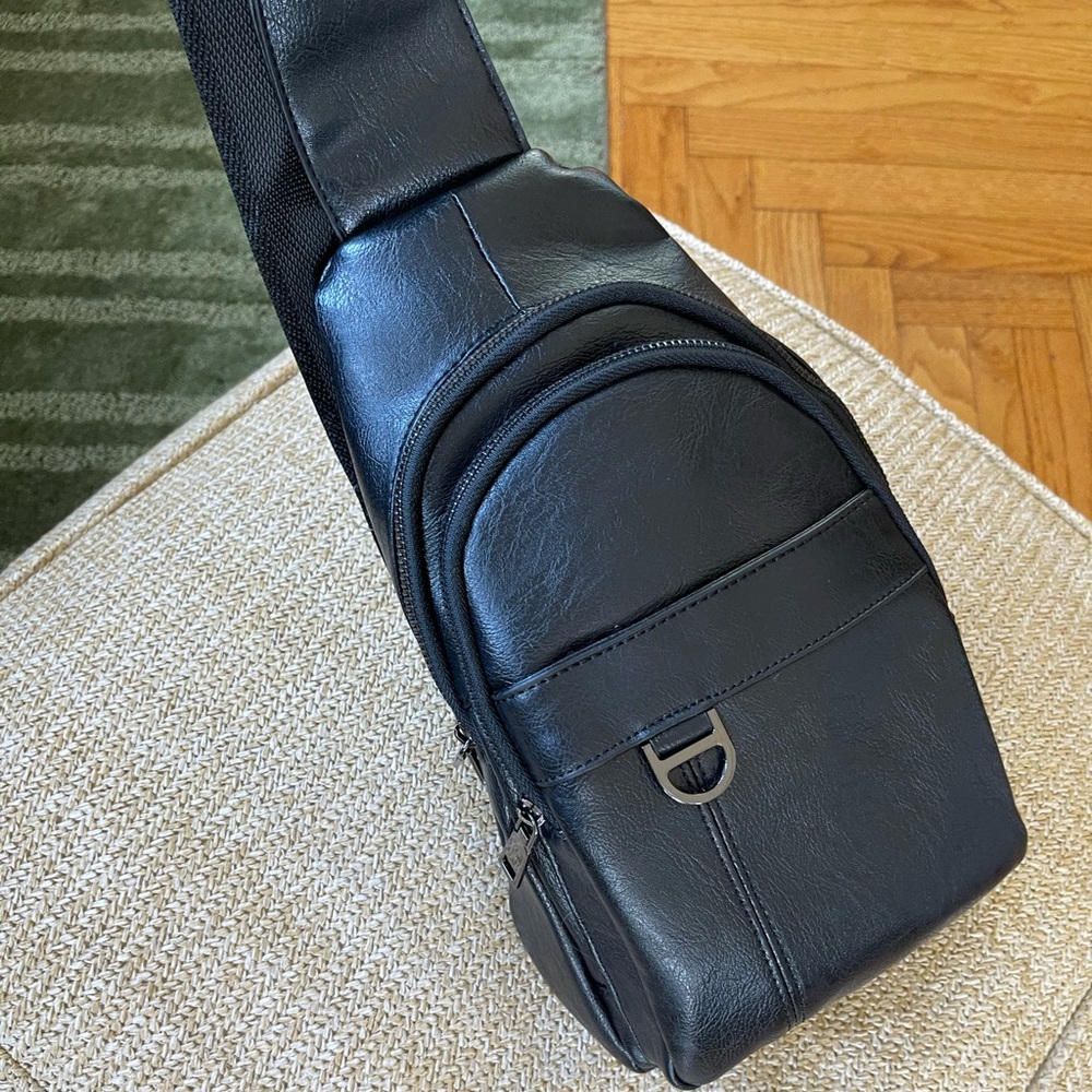 BRAND NEW MENS LEATHER CROSSBODY BAG NEVER USED